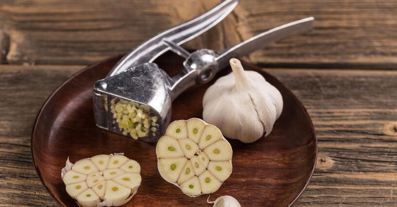 garlic fights parasites in the body