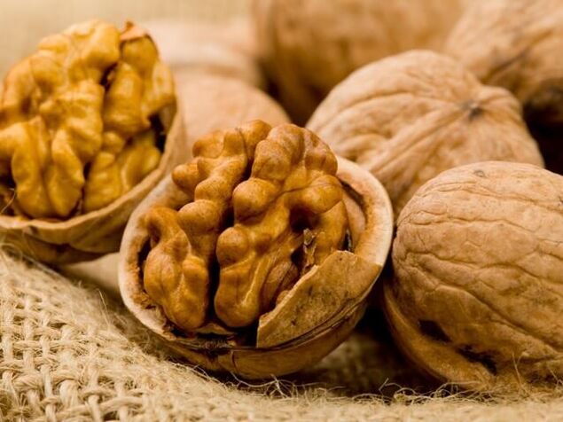 For the purpose of treating helminthiasis at home, walnuts are used. 